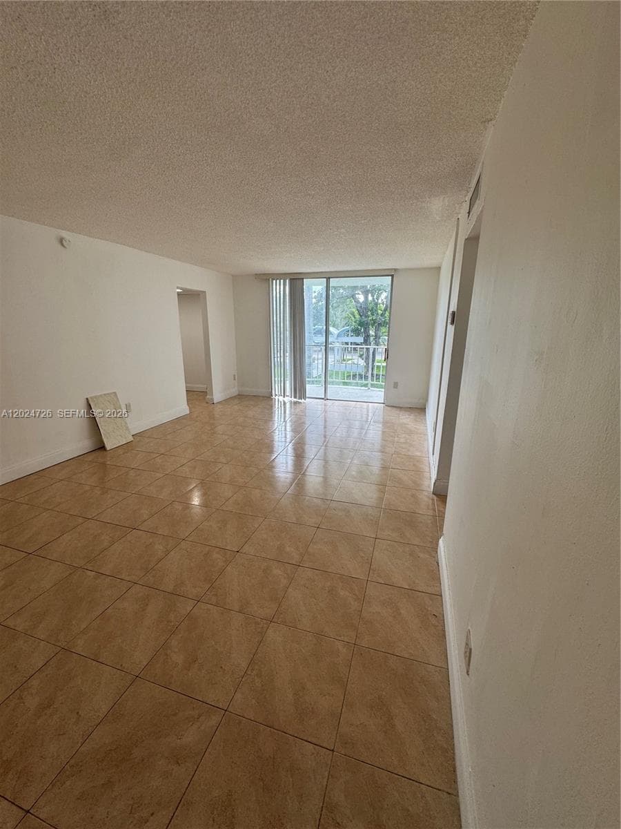 486 NW 165th St Rd # B-201, Miami, FL 33169 — zdjęcie 3