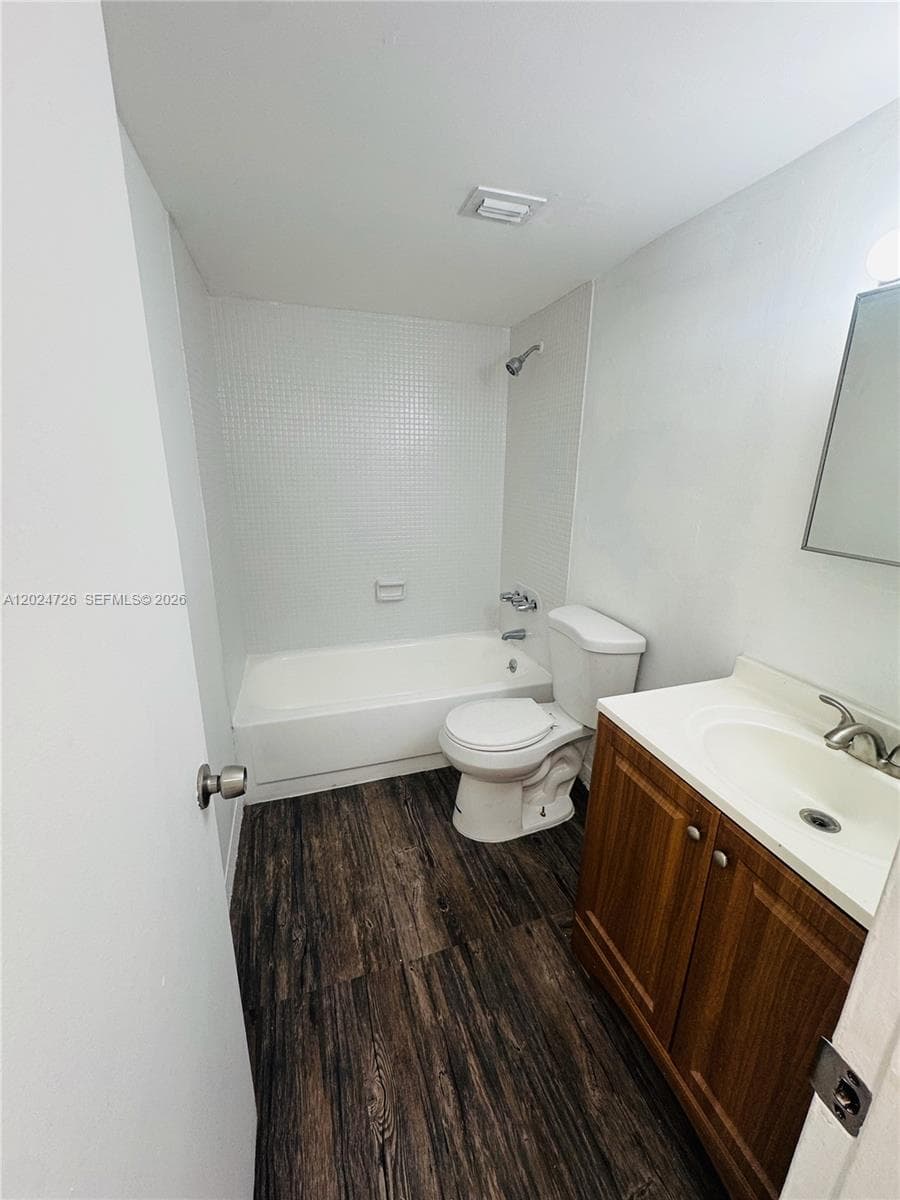486 NW 165th St Rd # B-201, Miami, FL 33169 — zdjęcie 4
