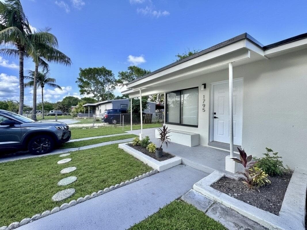 1795 Lauderdale Manor Drive, Fort Lauderdale, FL 33311 — zdjęcie 2