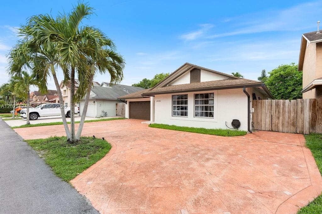 19080 NW 77th Ct, Hialeah, FL 33015 — zdjęcie 3