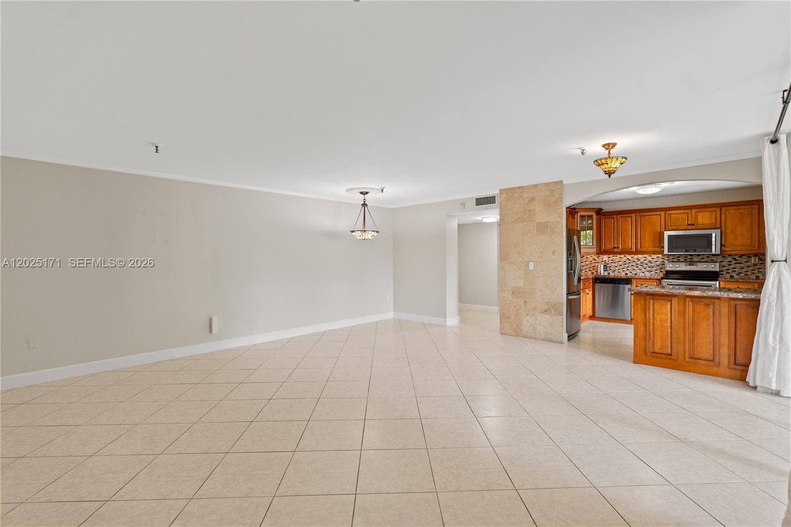 671 NE 195th St # 121E, Miami, FL 33179 — zdjęcie 3