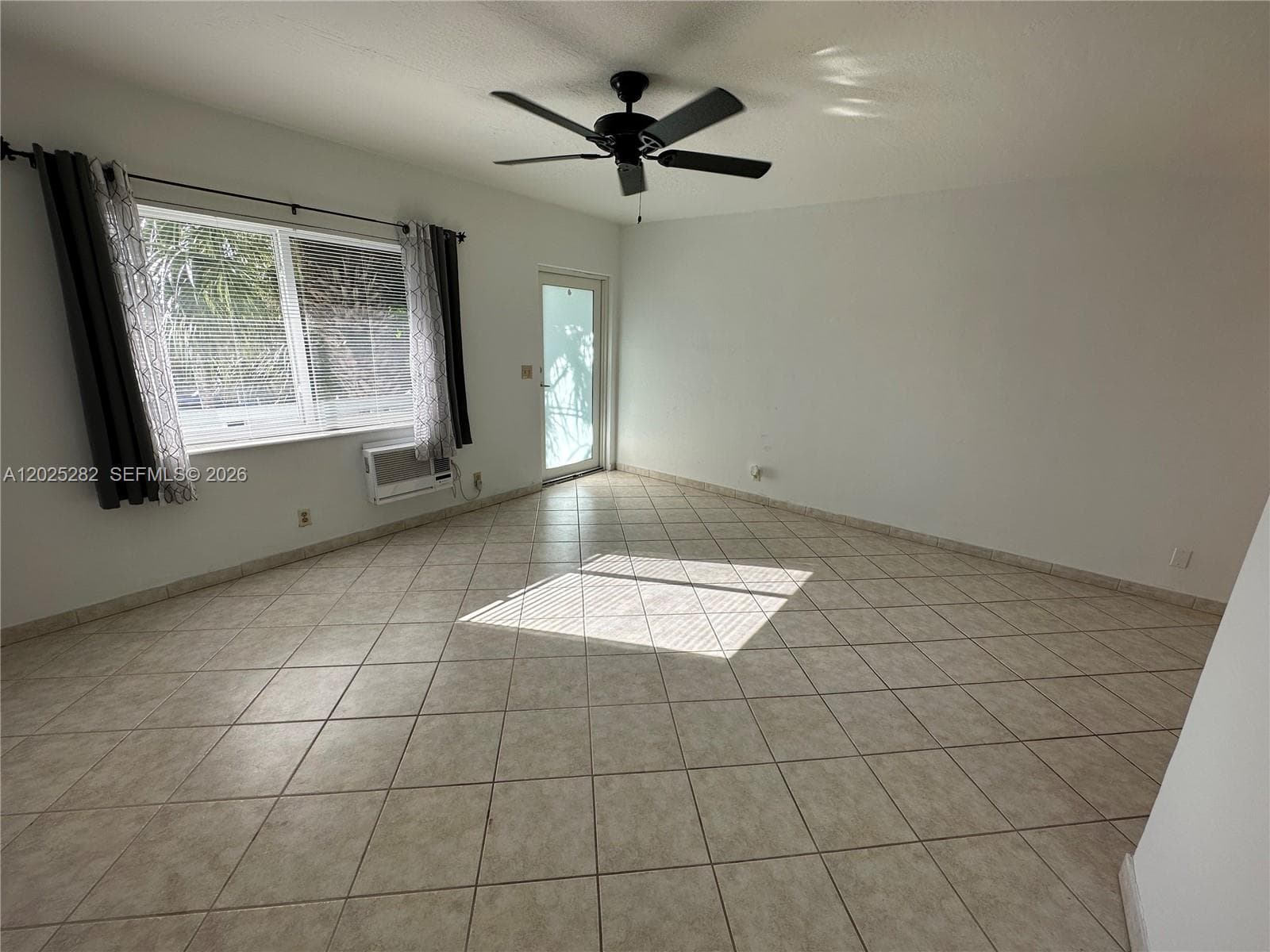 455 Golden Isles Dr # 204, Hallandale Beach, FL 33009 — zdjęcie 2
