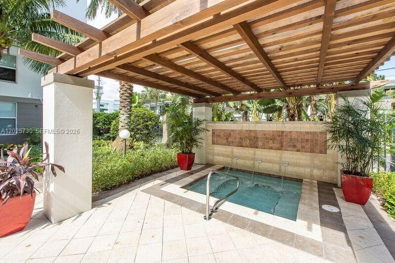 2421 NE 65th St # 408, Fort Lauderdale, FL 33308 — zdjęcie 3