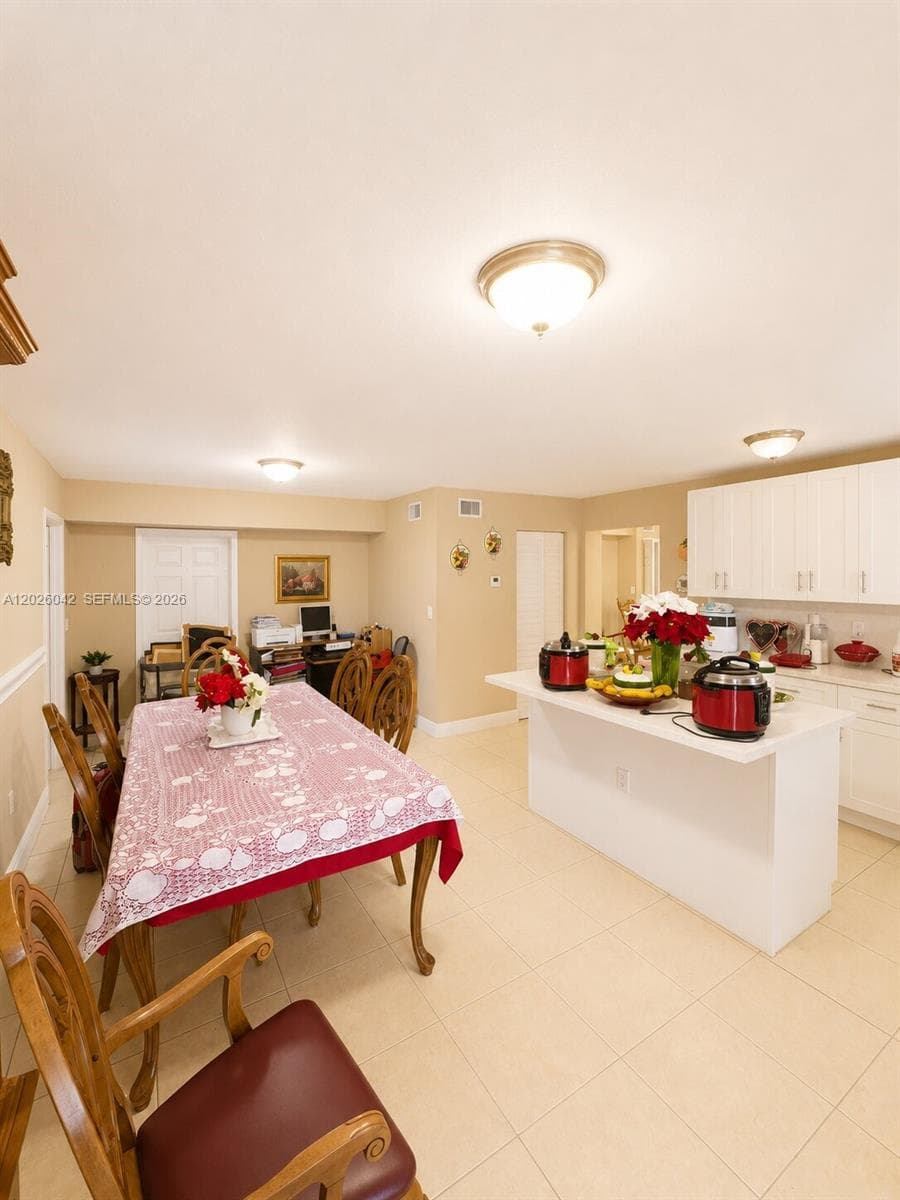 5551 E 4th Ave, Hialeah, FL 33013 — zdjęcie 5