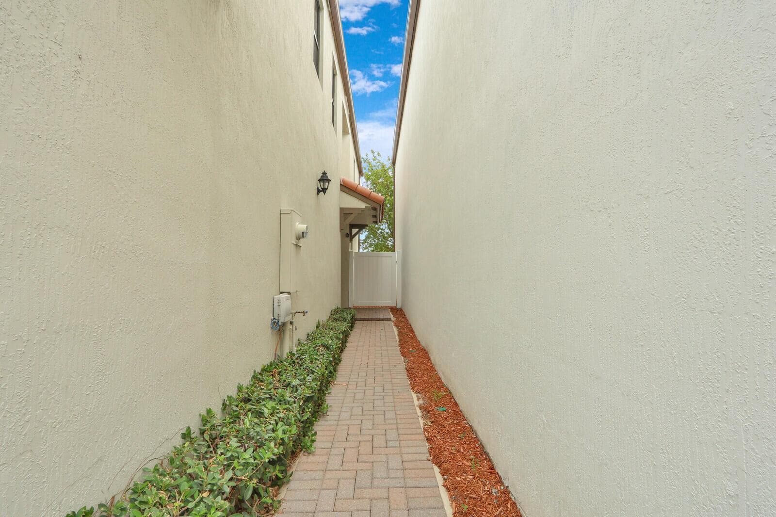 4008 Sequoia Place, Riviera Beach, FL 33410 — zdjęcie 2