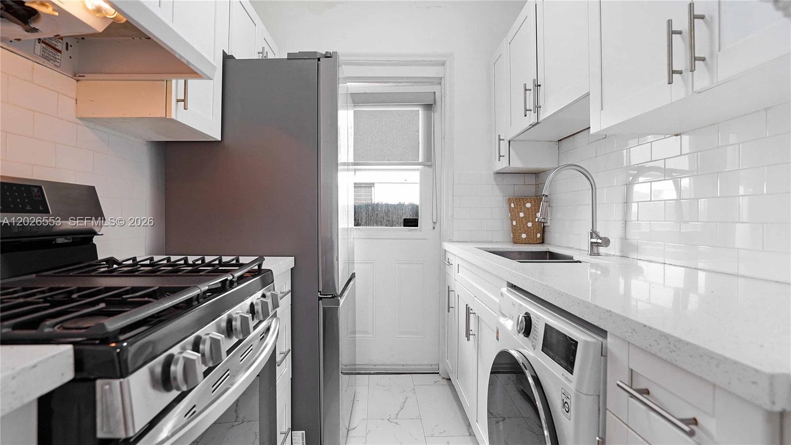 815 W 39, Miami Beach, FL 33140 — zdjęcie 2