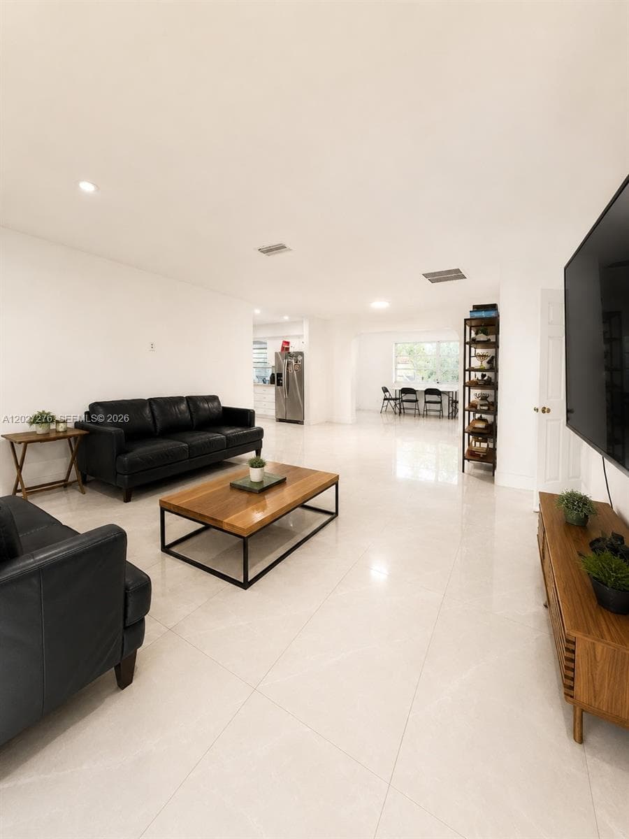 1109 NE 4th Ct, Hallandale Beach, FL 33009 — zdjęcie 4