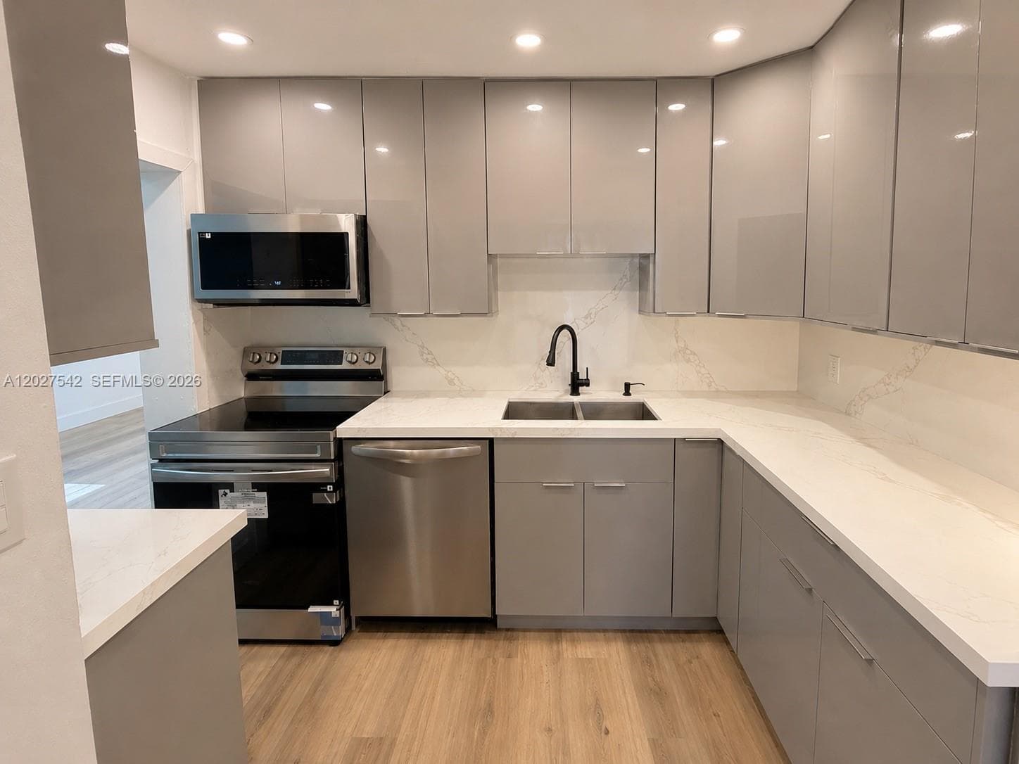 2627 NE 213th St, Miami, FL 33180 — zdjęcie 2