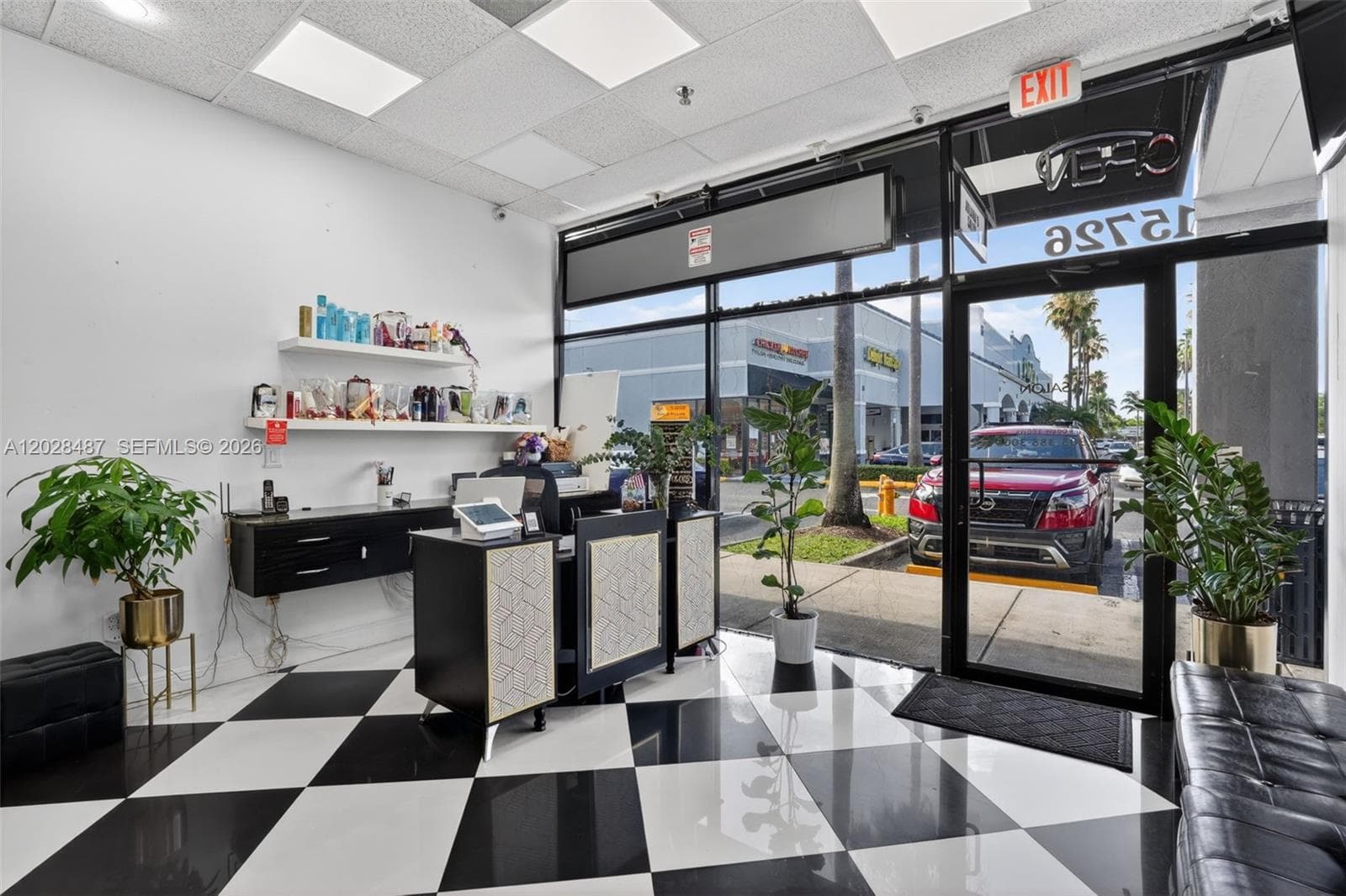 Turnkey Beauty Salon For Sale in Heart of Kendall, Kendall, FL 33193 — zdjęcie 2