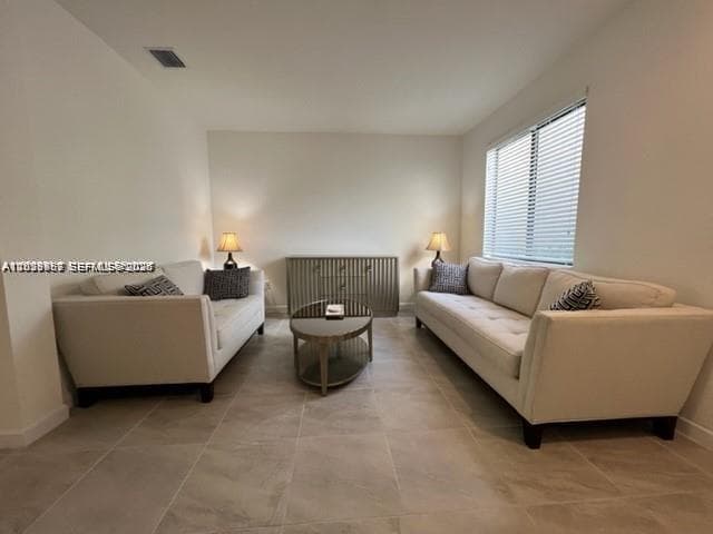 327 NE 208th Ter, Miami, FL 33179 — zdjęcie 2