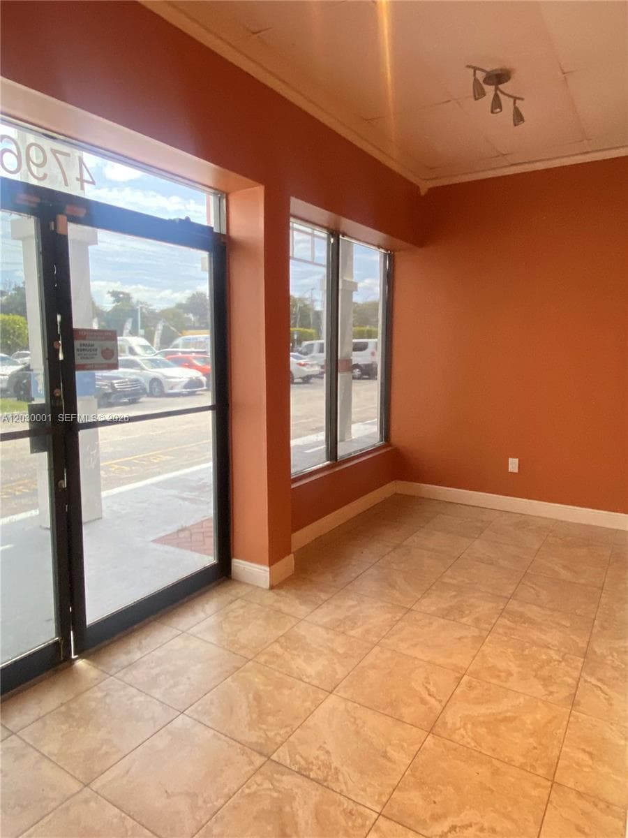 4796 NW 167th St, Miami Gardens, FL 33014 — zdjęcie 2
