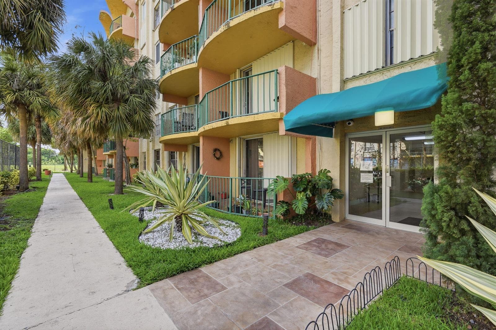 9360 Fontainebleau Boulevard # Apt 310, Miami, FL 33172