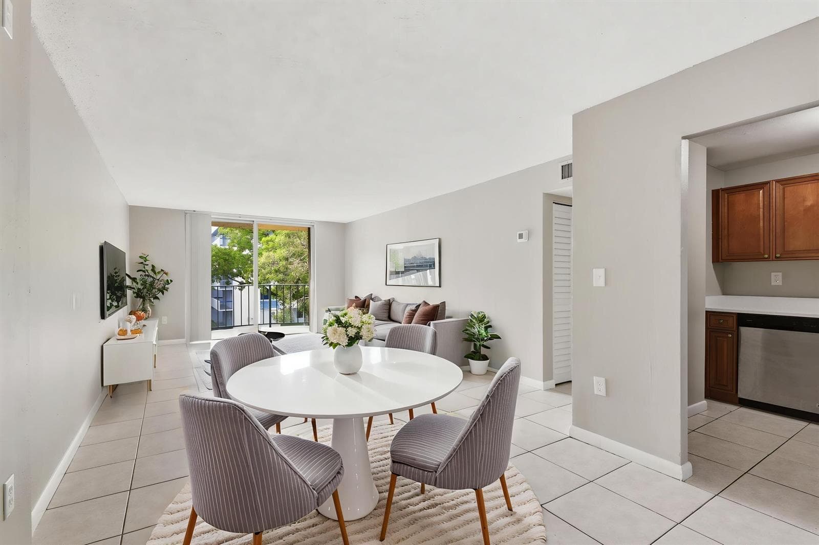 9360 Fontainebleau Boulevard # Apt 310, Miami, FL 33172 — zdjęcie 4