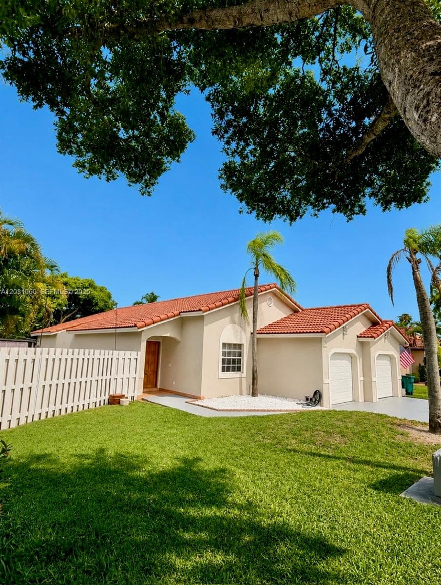 18145 NW 61st Ave, Hialeah, FL 33015 — zdjęcie 2