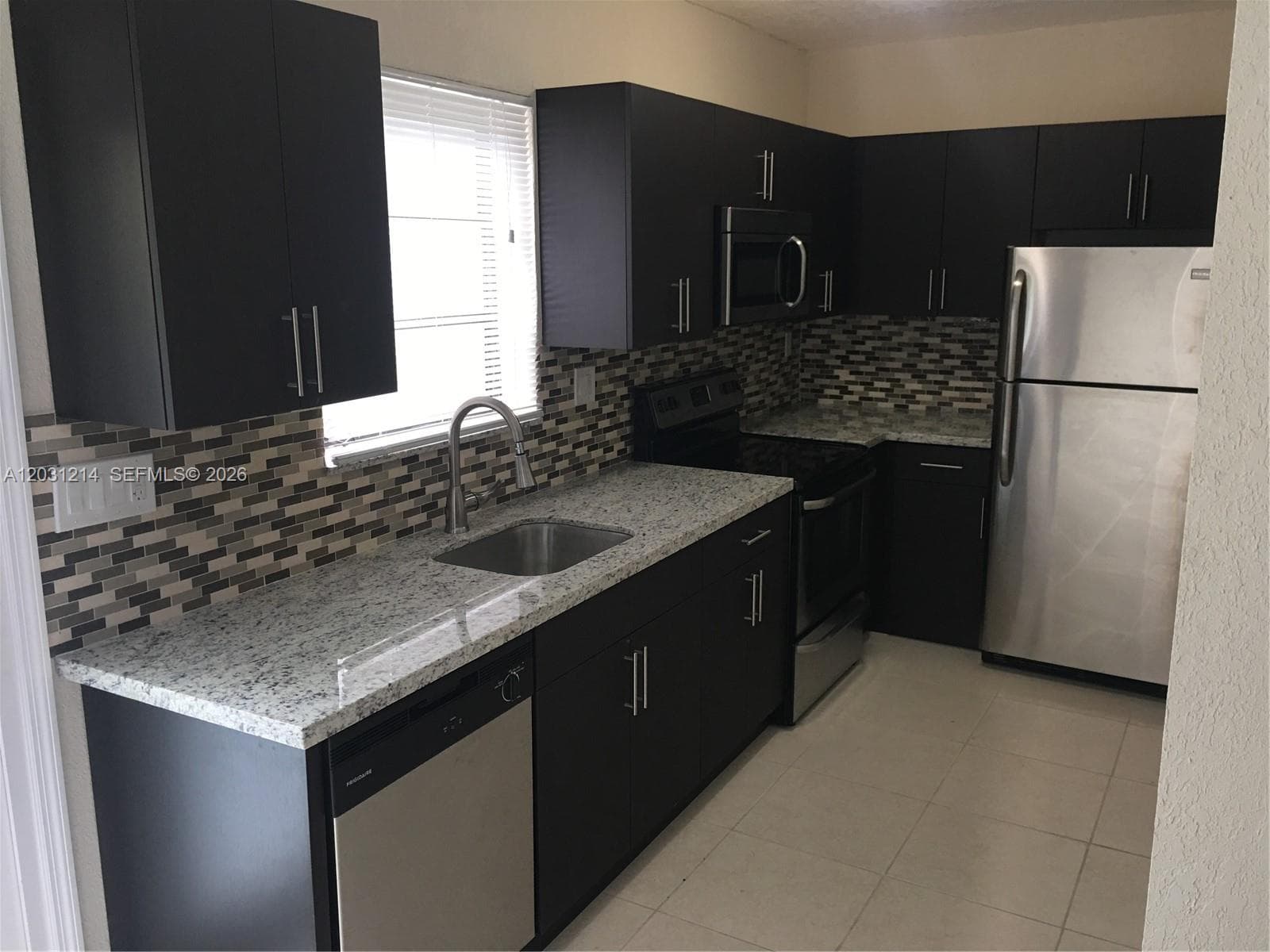 1594 NE 155th Ter, North Miami Beach, FL 33162 — zdjęcie 4