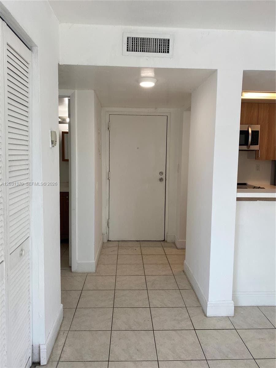 7075 NW 186th St # C308, Hialeah, FL 33015 — zdjęcie 2