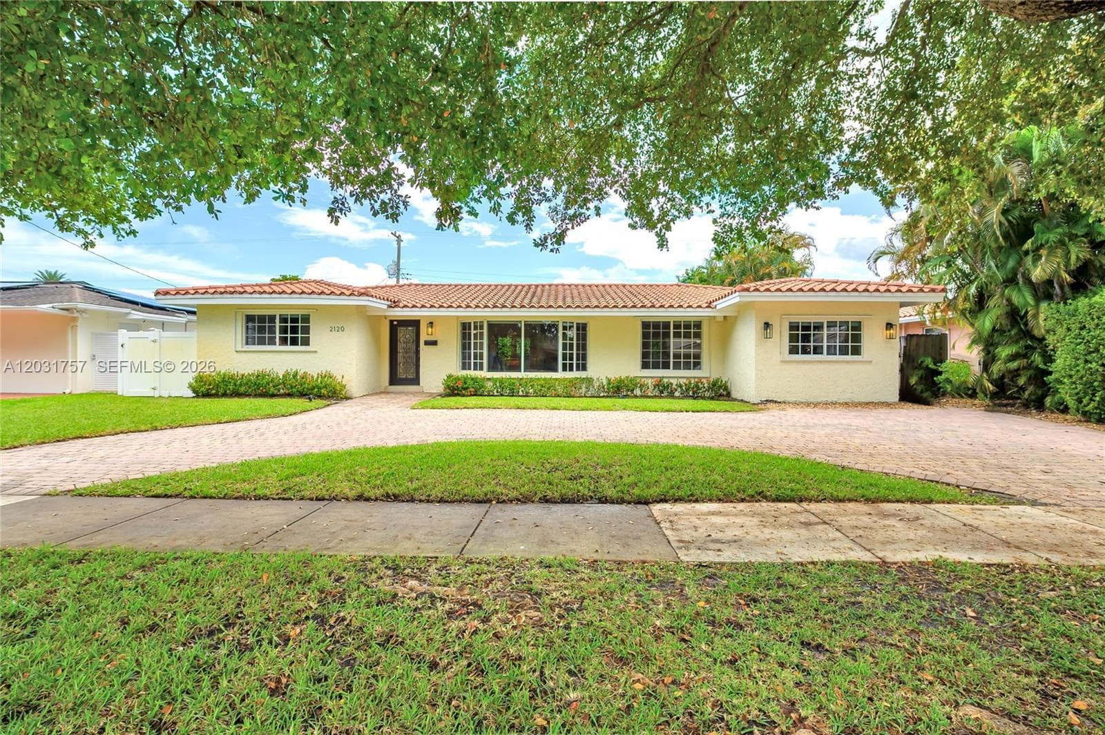 2120 NE 207th St, Miami, FL 33179 — zdjęcie 2