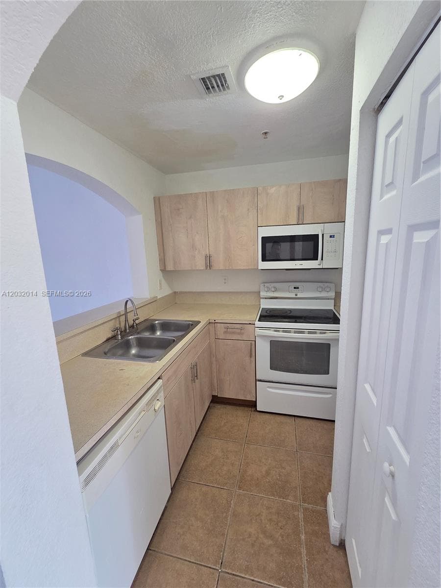 7989 NW 8th St # 108D, Miami, FL 33126 — zdjęcie 5