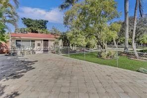 2199 NE 182nd St # 1 and 2, North Miami Beach, FL 33162 — zdjęcie 2