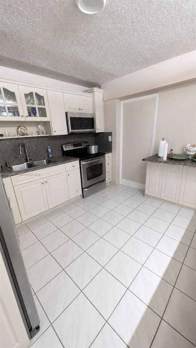 4596 E 8th Ct, Hialeah, FL 33013 — zdjęcie 5
