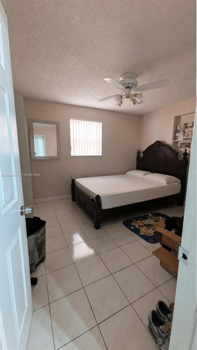 4596 E 8th Ct, Hialeah, FL 33013 — zdjęcie 4