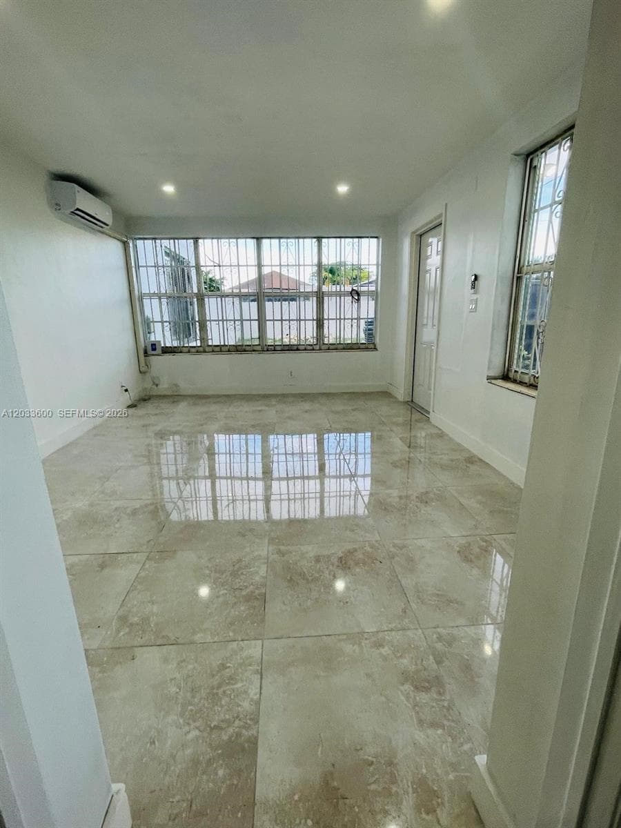 2437 NW 98th St, Miami, FL 33147 — zdjęcie 5