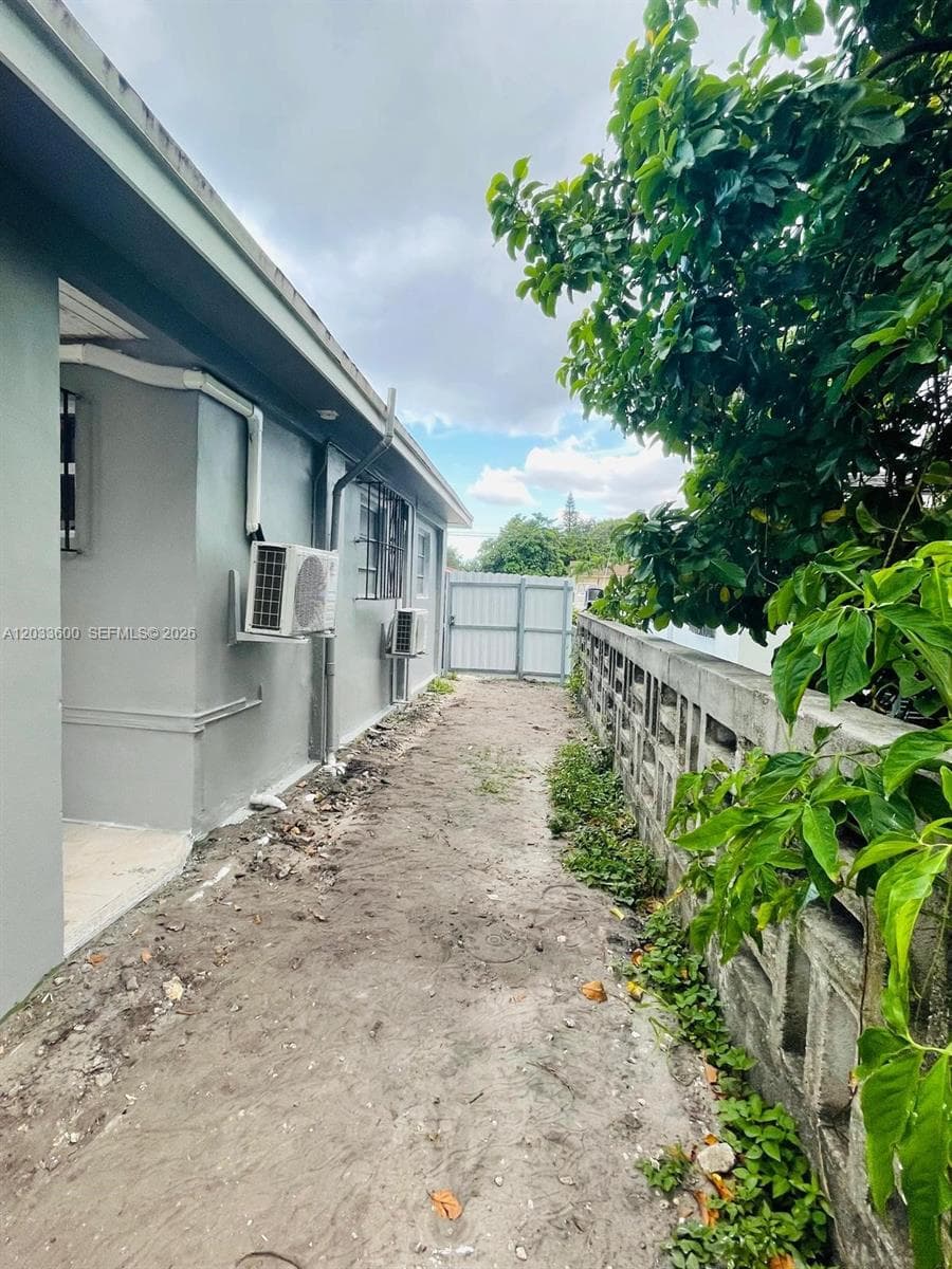 2437 NW 98th St, Miami, FL 33147 — zdjęcie 4