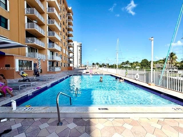 2450 NE 135th St # 704, North Miami, FL 33181 — zdjęcie 2