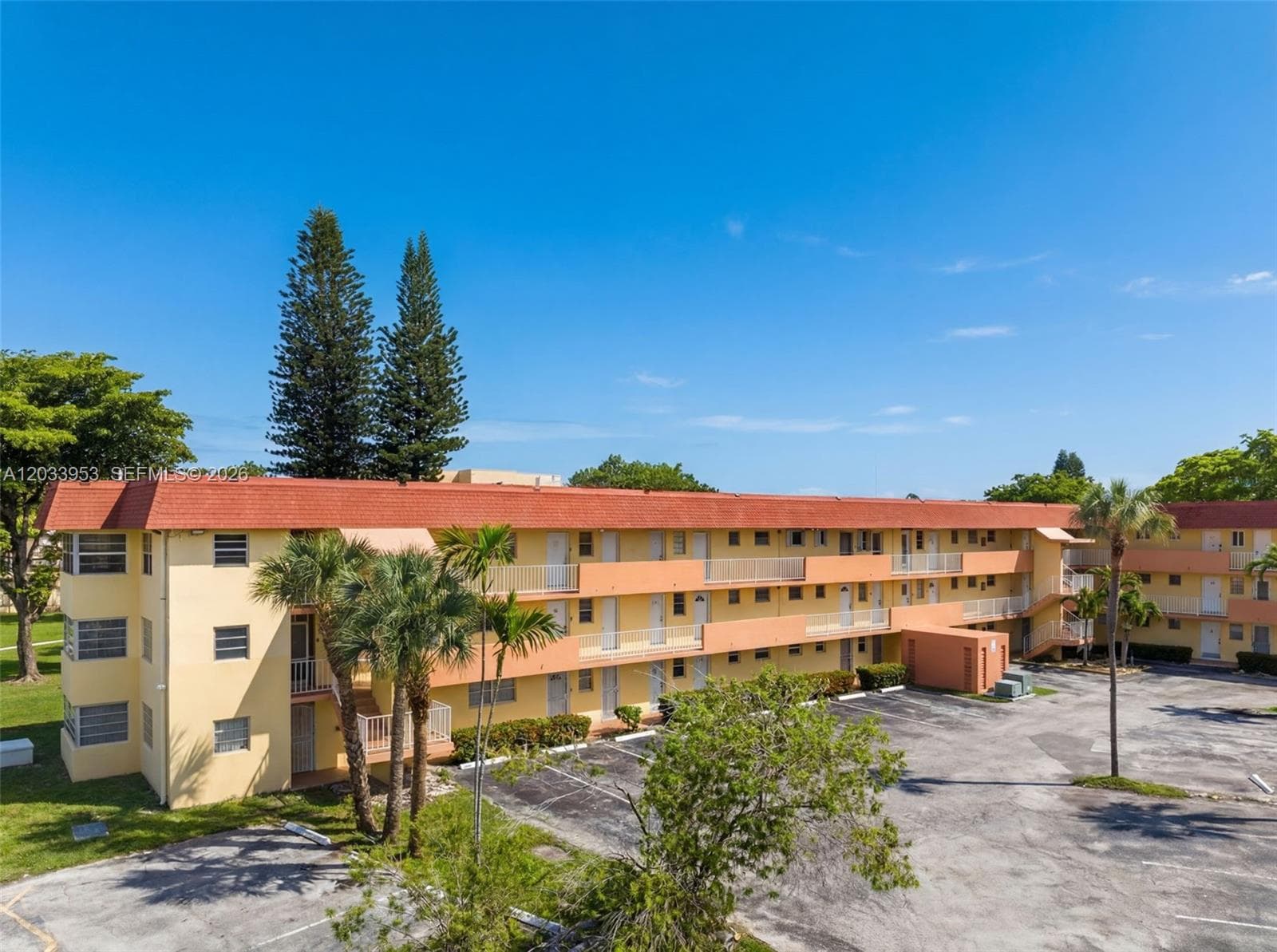 1540 NE 191st St # 145, Miami, FL 33179 — zdjęcie 2