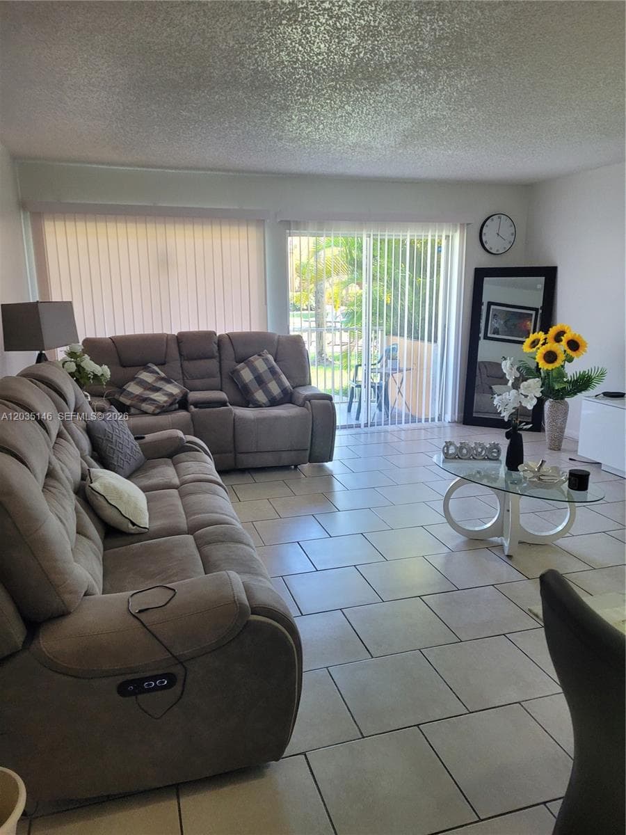 18101 NW 68th Ave # E105, Hialeah, FL 33015 — zdjęcie 2