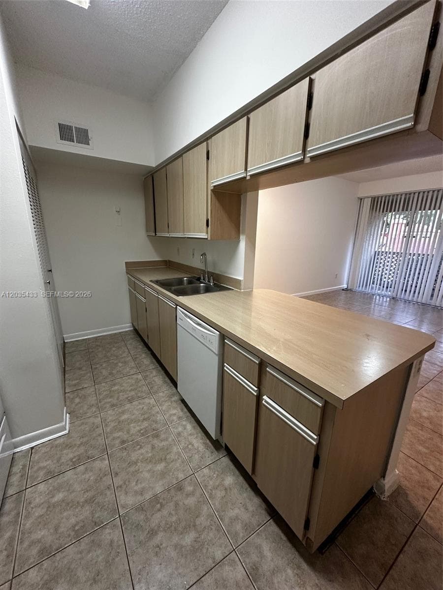 18356 NW 68th Ave # K, Hialeah, FL 33015 — zdjęcie 3