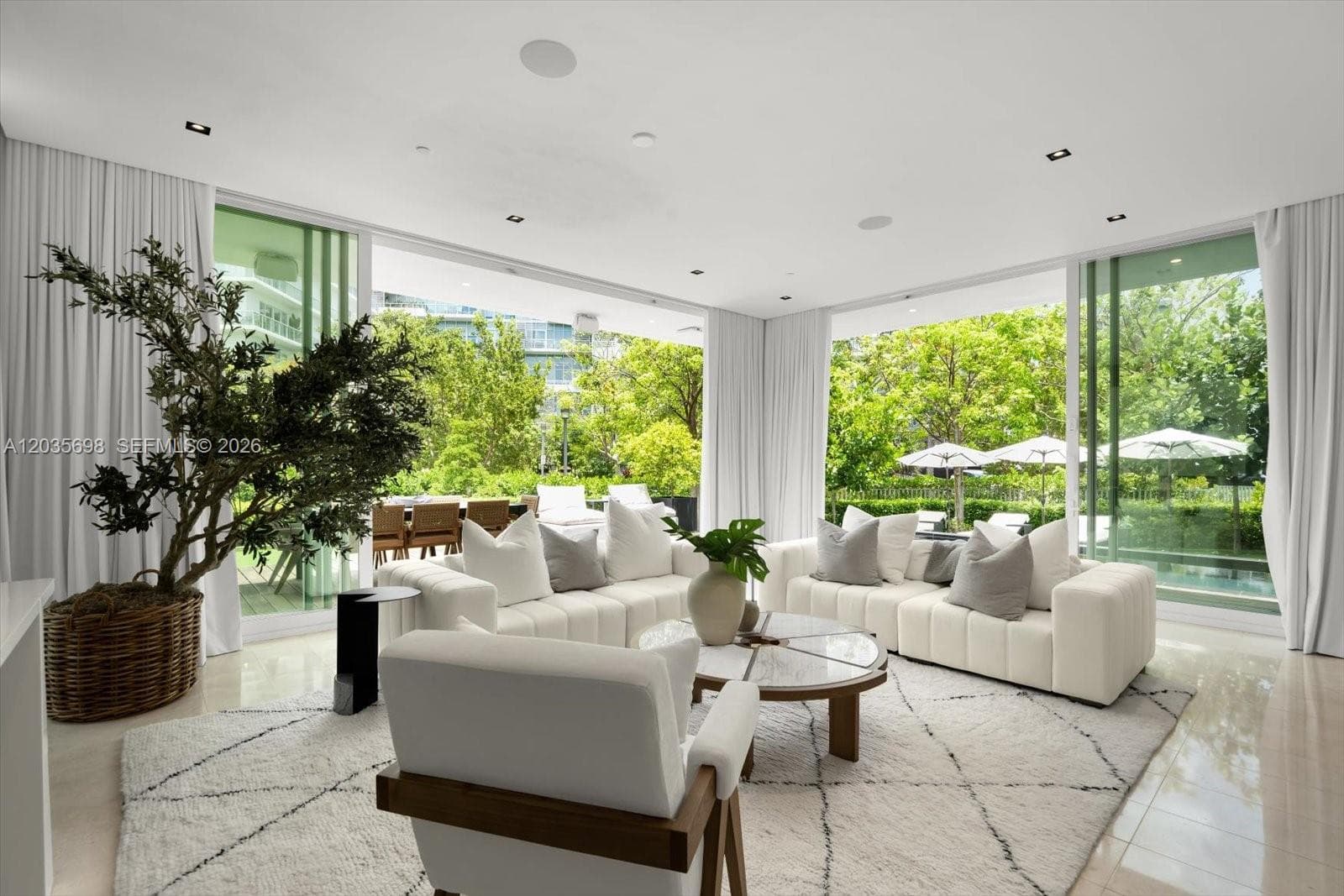 810 W 47 CT, Miami Beach, FL 33140 — zdjęcie 2