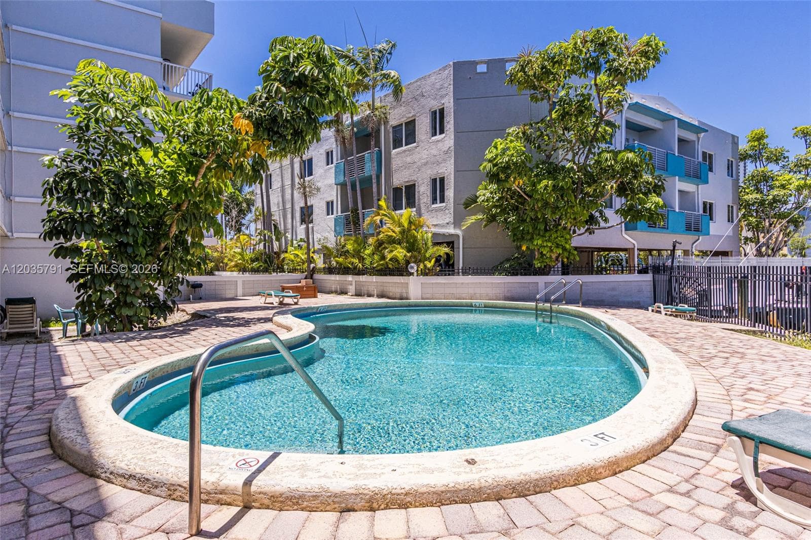 3527 NE 168th St # 309, North Miami Beach, FL 33160 — zdjęcie 2