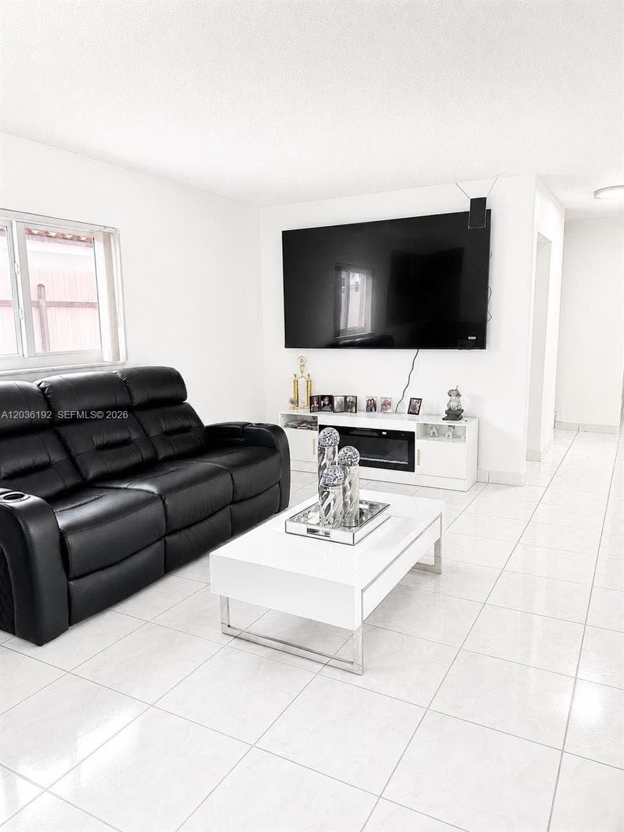 380 W 45th St, Hialeah, FL 33012 — zdjęcie 2