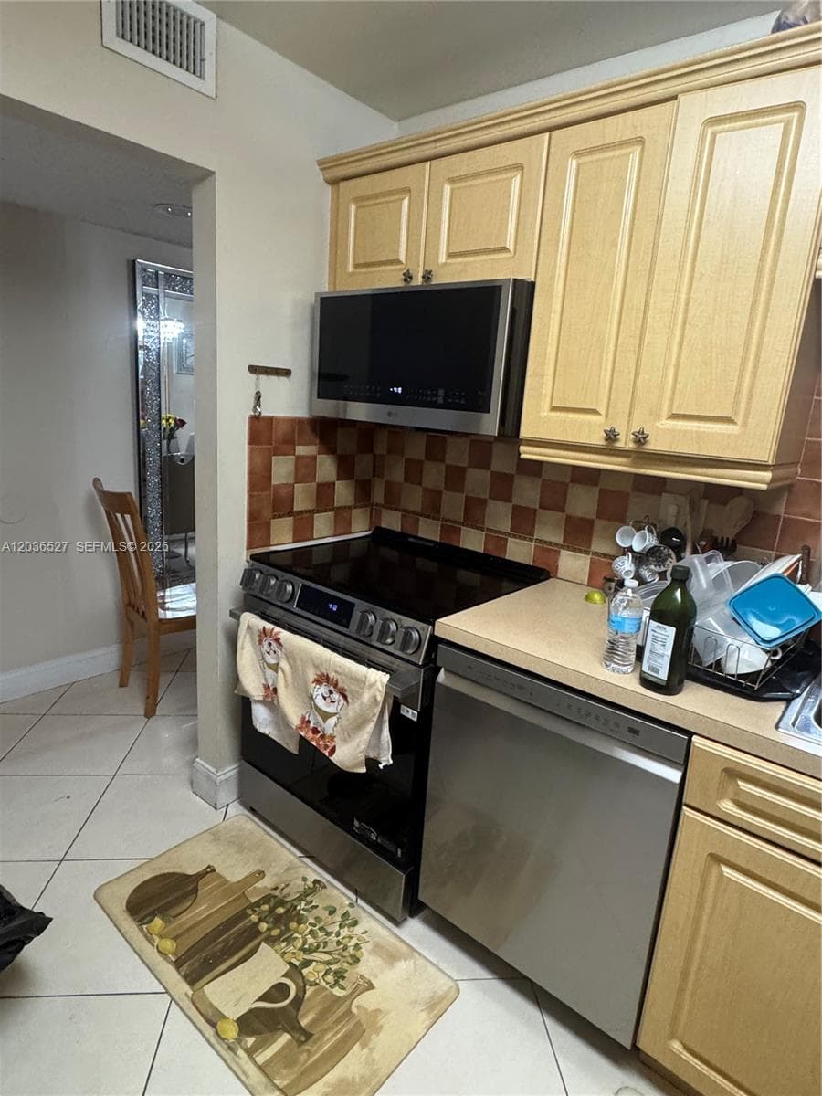 8625 NW 8th St # 310, Miami, FL 33126 — zdjęcie 5