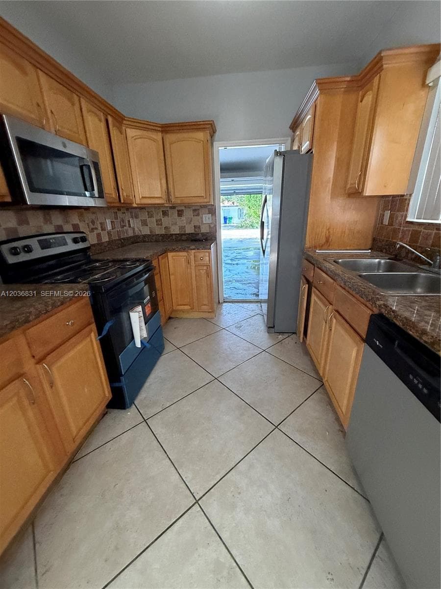 2988 NW 7TH CT, Fort Lauderdale, FL 33311 — zdjęcie 2
