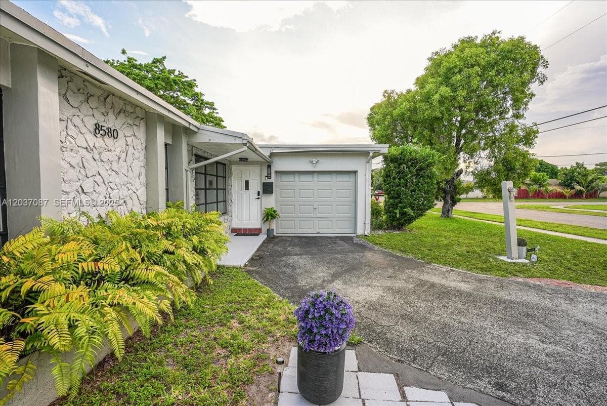 8580 NW 20th Ct, Sunrise, FL 33322 — zdjęcie 2