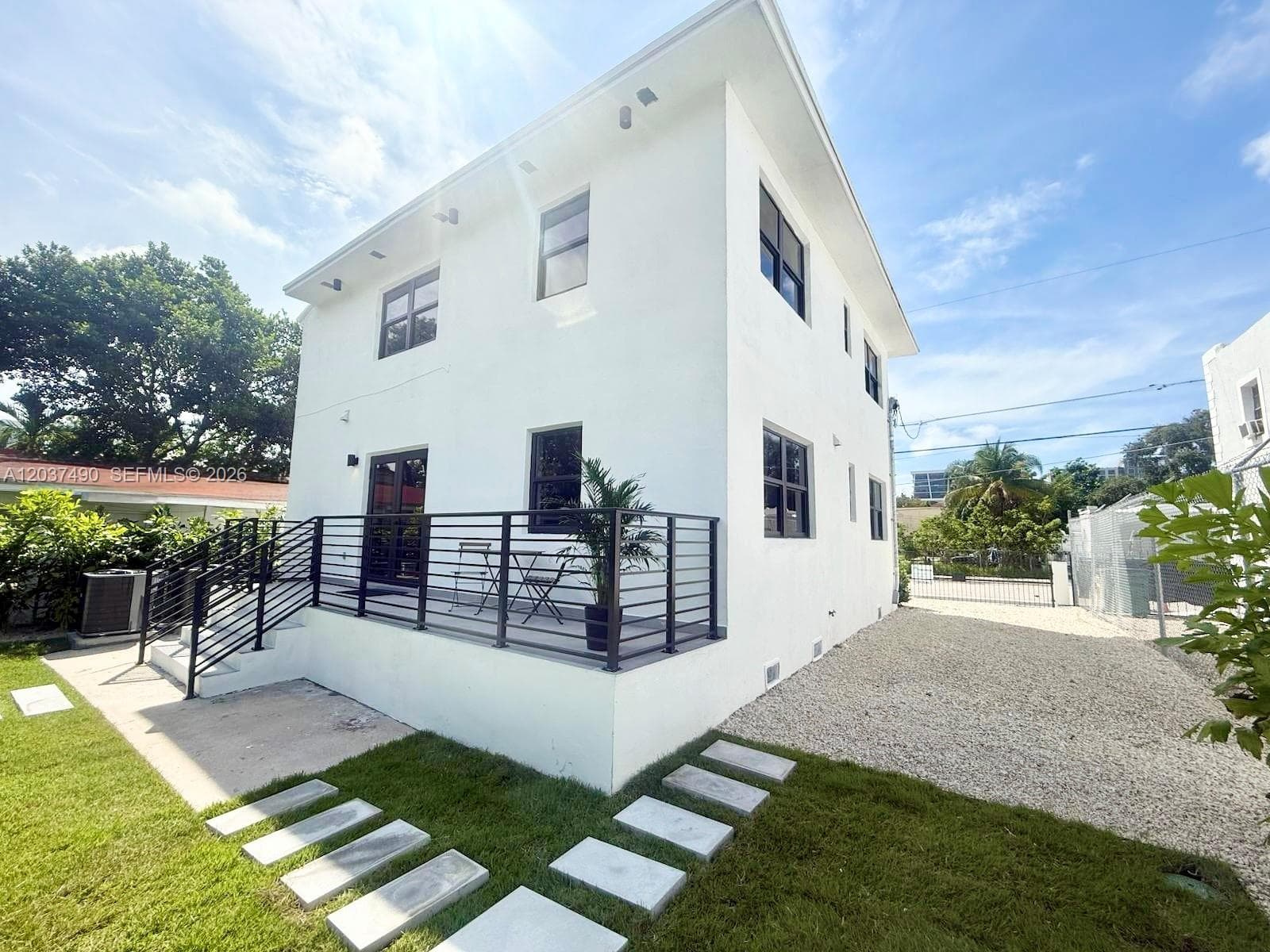 243 NW 32nd St, Miami, FL 33127 — zdjęcie 2