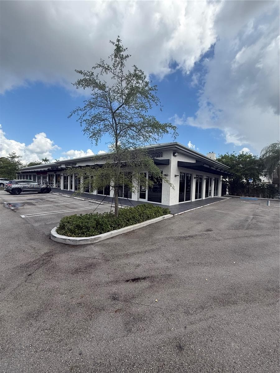 8205 NW 12th St, Doral, FL 33126