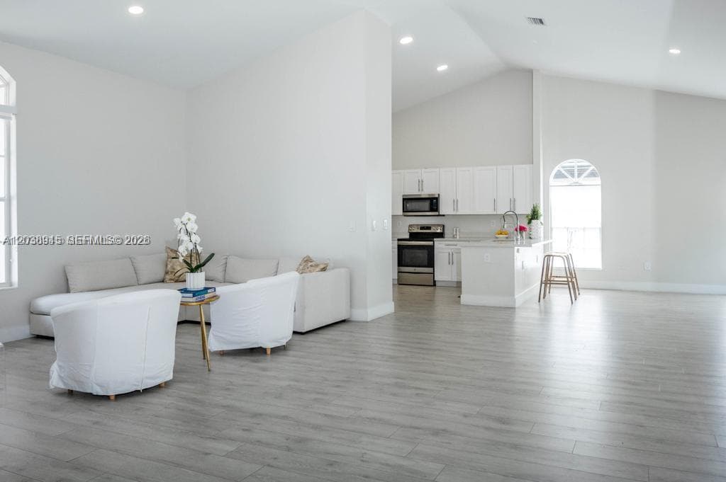 8325 NW 161st Ter, Miami Lakes, FL 33016 — zdjęcie 2