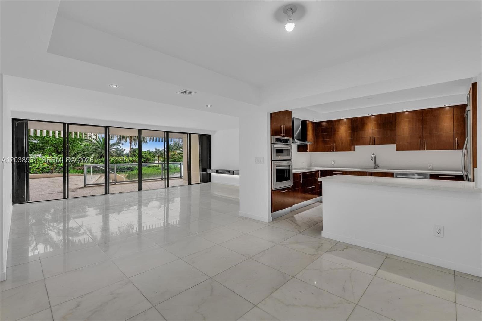 2 Grove Isle Dr # B205, Miami, FL 33133 — zdjęcie 4