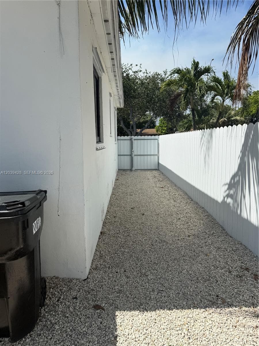 1880 NE 159th St, North Miami Beach, FL 33162 — zdjęcie 4
