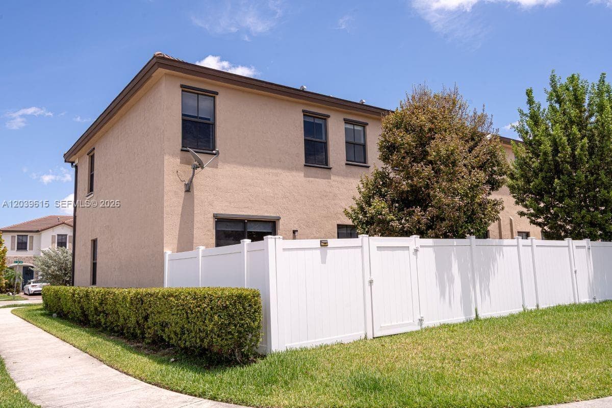 11064 W 33rd Way, Hialeah, FL 33018 — zdjęcie 4