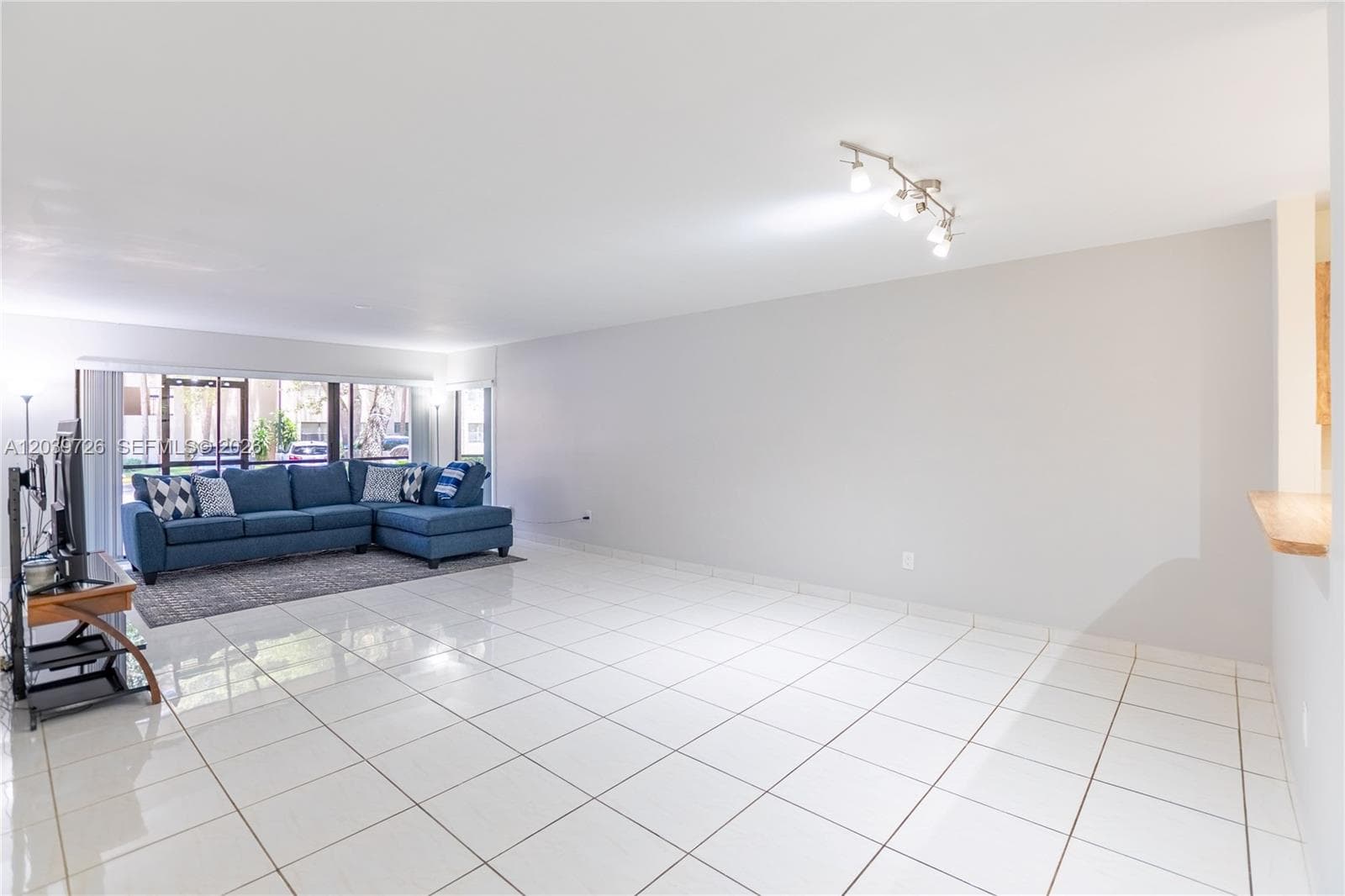 601 Ives Dairy Rd # 101-8, Miami, FL 33179 — zdjęcie 3