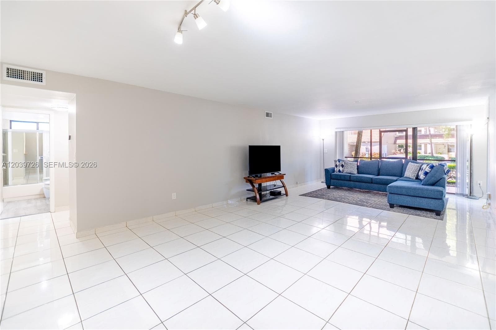 601 Ives Dairy Rd # 101-8, Miami, FL 33179 — zdjęcie 4