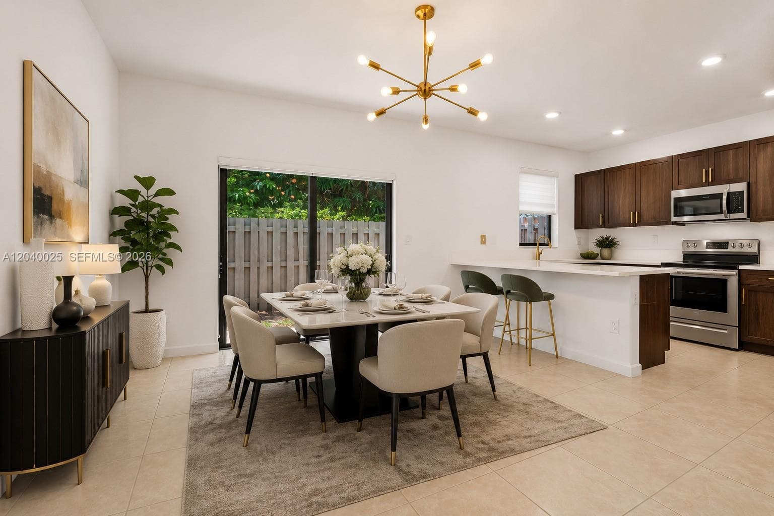 670 NE 207th St, Miami, FL 33179 — zdjęcie 2