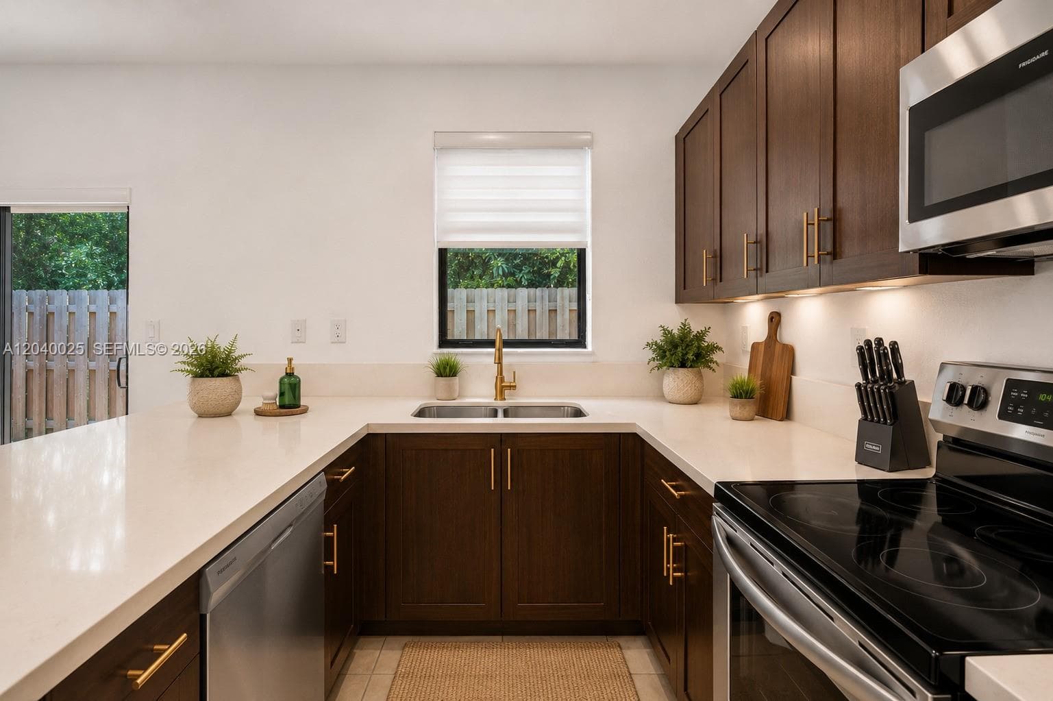 670 NE 207th St, Miami, FL 33179 — zdjęcie 3