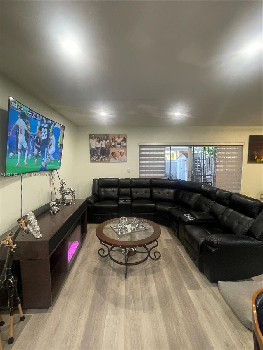 6945 W 2nd Way, Hialeah, FL 33014 — zdjęcie 2