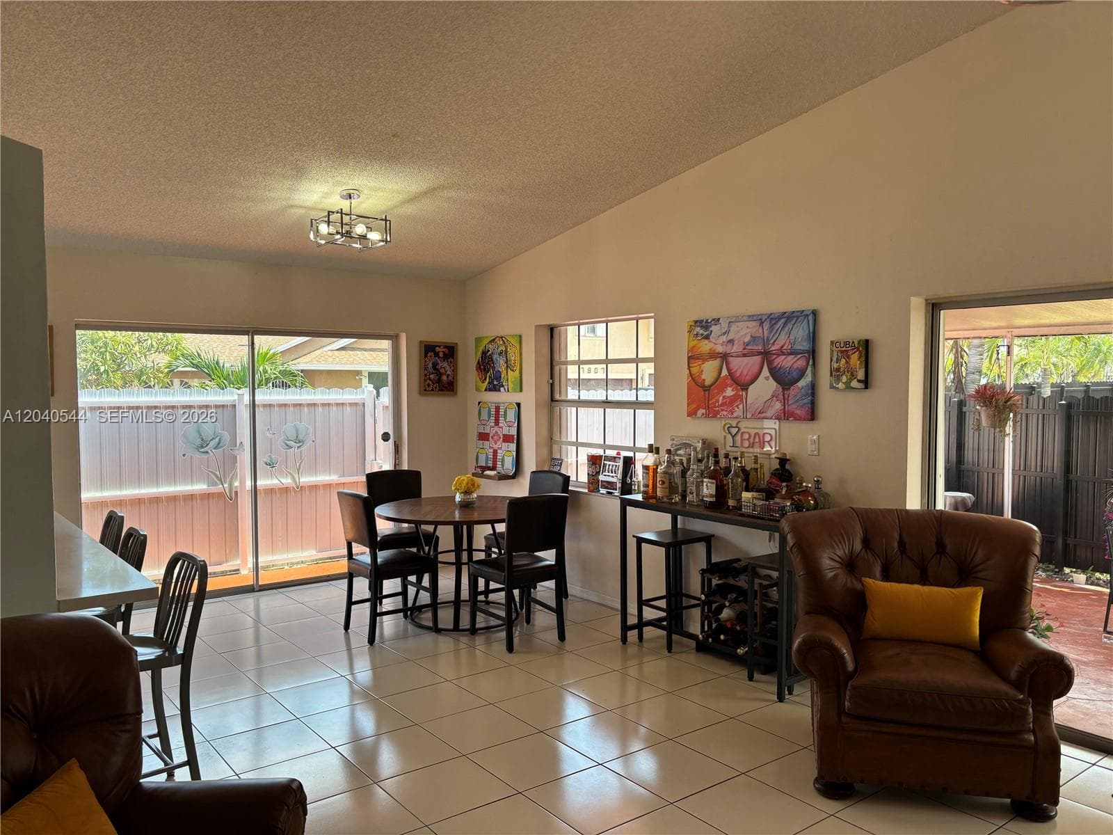 18713 NW 78th Ct, Hialeah, FL 33015 — zdjęcie 2
