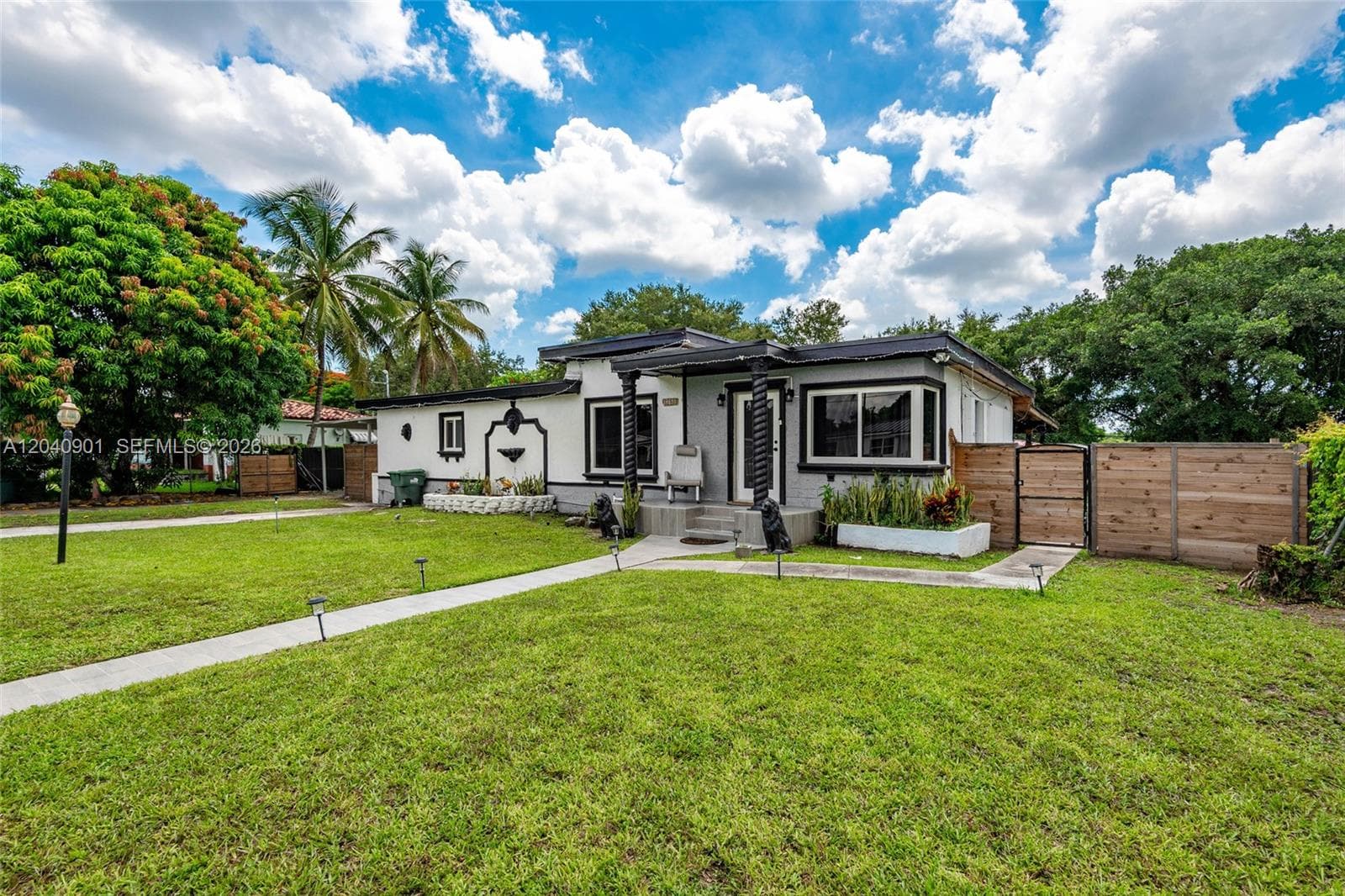 14855 NW 16 Drive, Biscayne Gardens, FL 33167 — zdjęcie 2